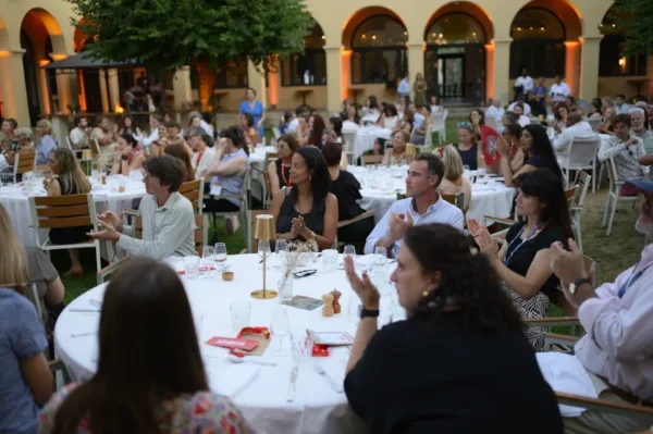 Dîner en plein air dans une cour à arcades