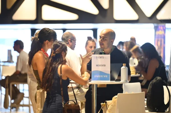 Échanges entre exposants et visiteurs autour d'un stand