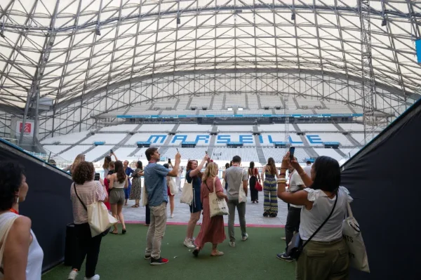 Visiteurs découvrant la pelouse du stade Vélodrome
