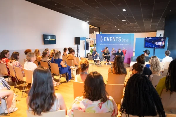 Public assis face à la scène EVENTS Days pendant une table ronde