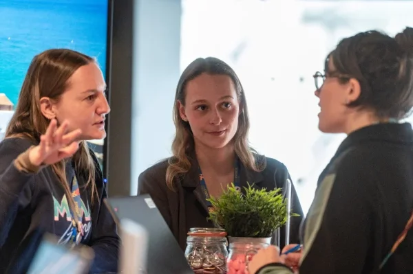 Trois professionnelles en pleine discussion lors d'un rendez-vous d'affaires
