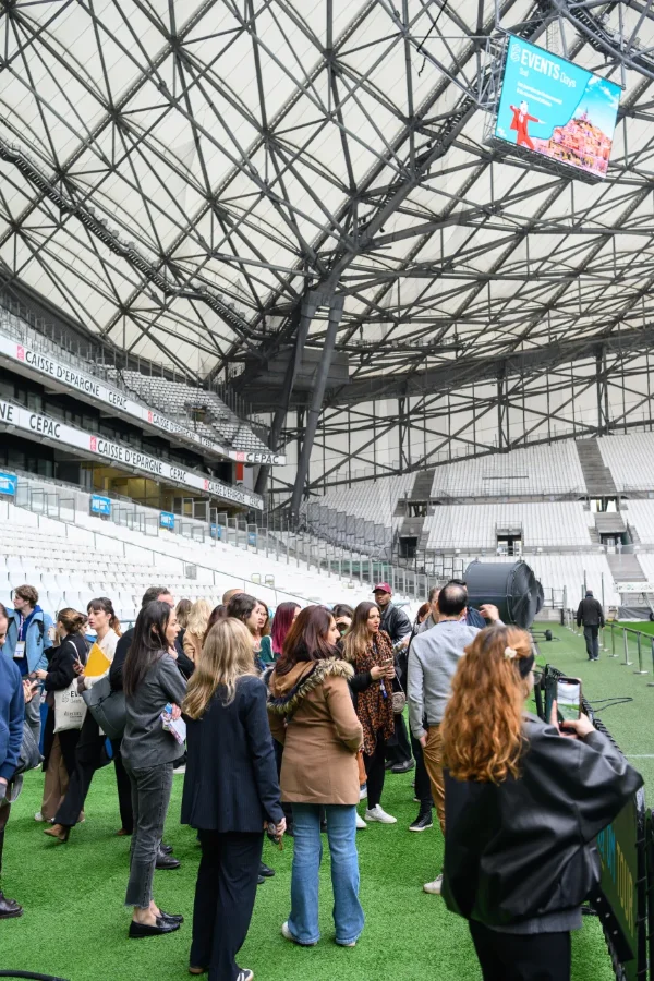 Groupe de participants sur la pelouse du stade Vélodrome