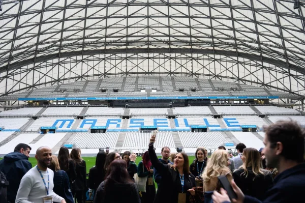 Participants sur la pelouse du stade Vélodrome, tribunes « Marseille » en fond