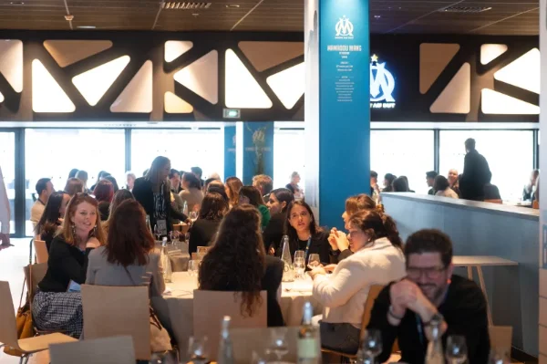 Participants déjeunant dans une salle de réception du stade