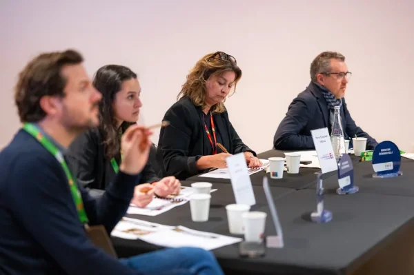 Intervenants assis à une table pendant une table ronde